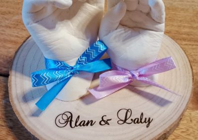 empreintes-moulages-3D-enfants-main-platre-souvenir-enfance-cadeau-personnalisé-moulage-corporel-souvenir-eternel-fratrie-famille-éternel-symbolisme-amour-famille-souvenir.jpg