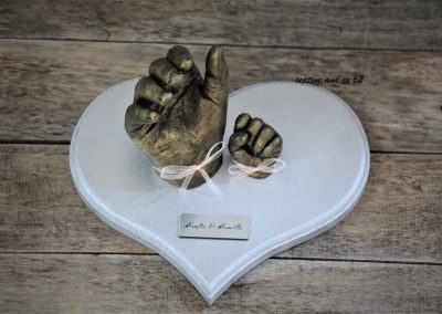 empreintes-moulages-3D-enfants-main-platre-souvenir-enfance-cadeau-personnalisé-moulage-corporel-souvenir-eternel-fratrie-famille-éternel-symbolisme-amour-famille-souvenir.jpg