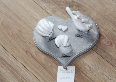 empreintes-moulages-3D-enfants-main-platre-souvenir-enfance-cadeau-personnalisé-moulage-corporel-souvenir-eternel-fratrie-famille-éternel-symbolisme-amour-famille-souvenir.jpg